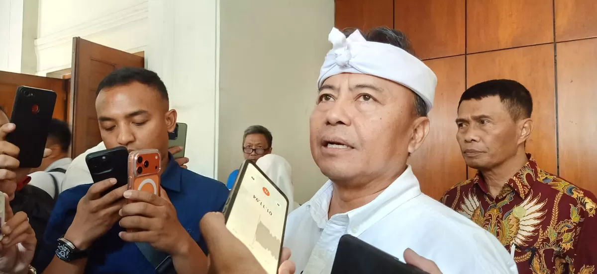 Sekretaris Daerah Jawa Barat Herman Suryatman sedang memberikan keterangan kepada awak media di Gedung Merdeka usai acara , Jumat (10/4/2026). Foto Istimewa