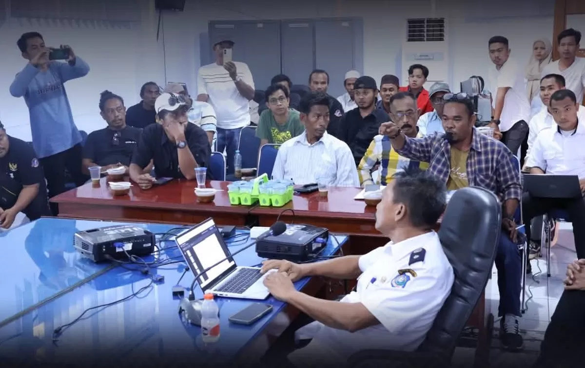 Komisi II DPRD Bulukumba menggelar RDP bersama Lembaga PATI dan nelayan Pantai Panrang Luhu di Desa Bira.