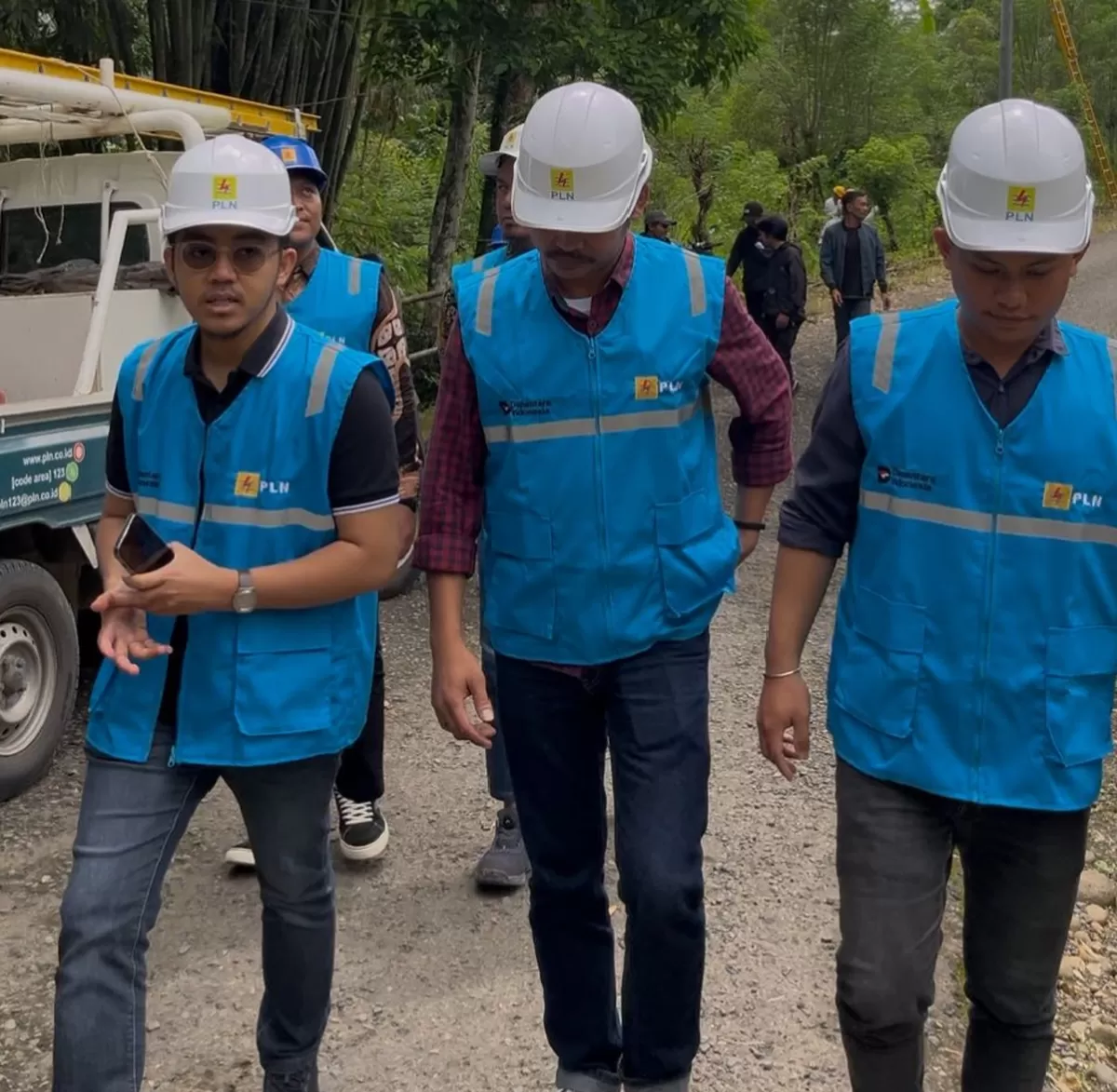 Anggota DPR RI Fraksi PKS Ismail Bachtiar saat kunjungan kerja dan pengecekan jaringan listrik PLN di Desa Kindang, Kecamatan Kindang, Bulukumba.
