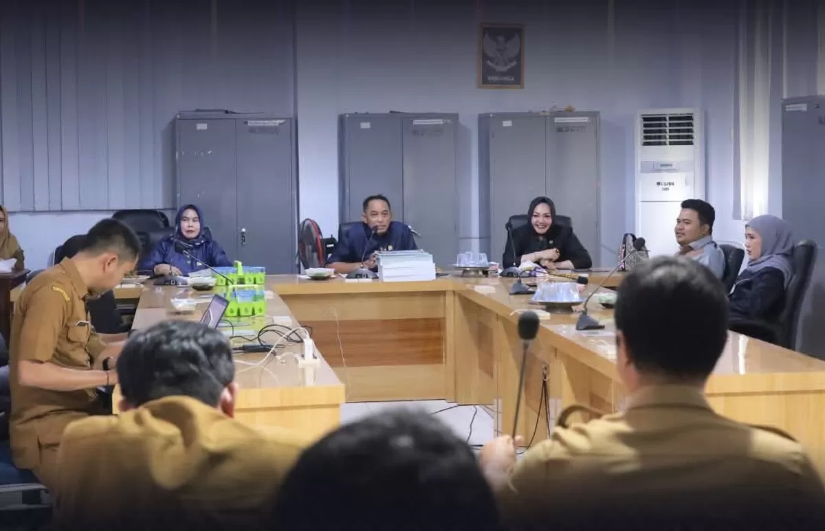 Ketua Komisi IV DPRD Bulukumba H. Syamsir Paro memimpin RDP pembahasan 203 Guru Profesional belum terakomodir PPPK Paruh Waktu di Ruang Rapat DPRD Bulukumba.
