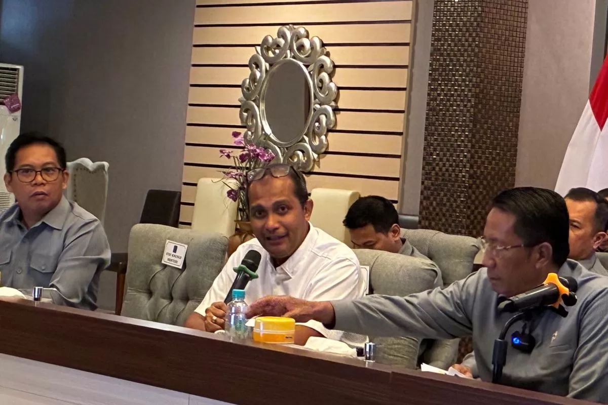 Wakil Menteri Hukum RI Edward Omar Sharif Hiariej memberikan keterangan pers di Kantor Kementerian Hukum, Jakarta.