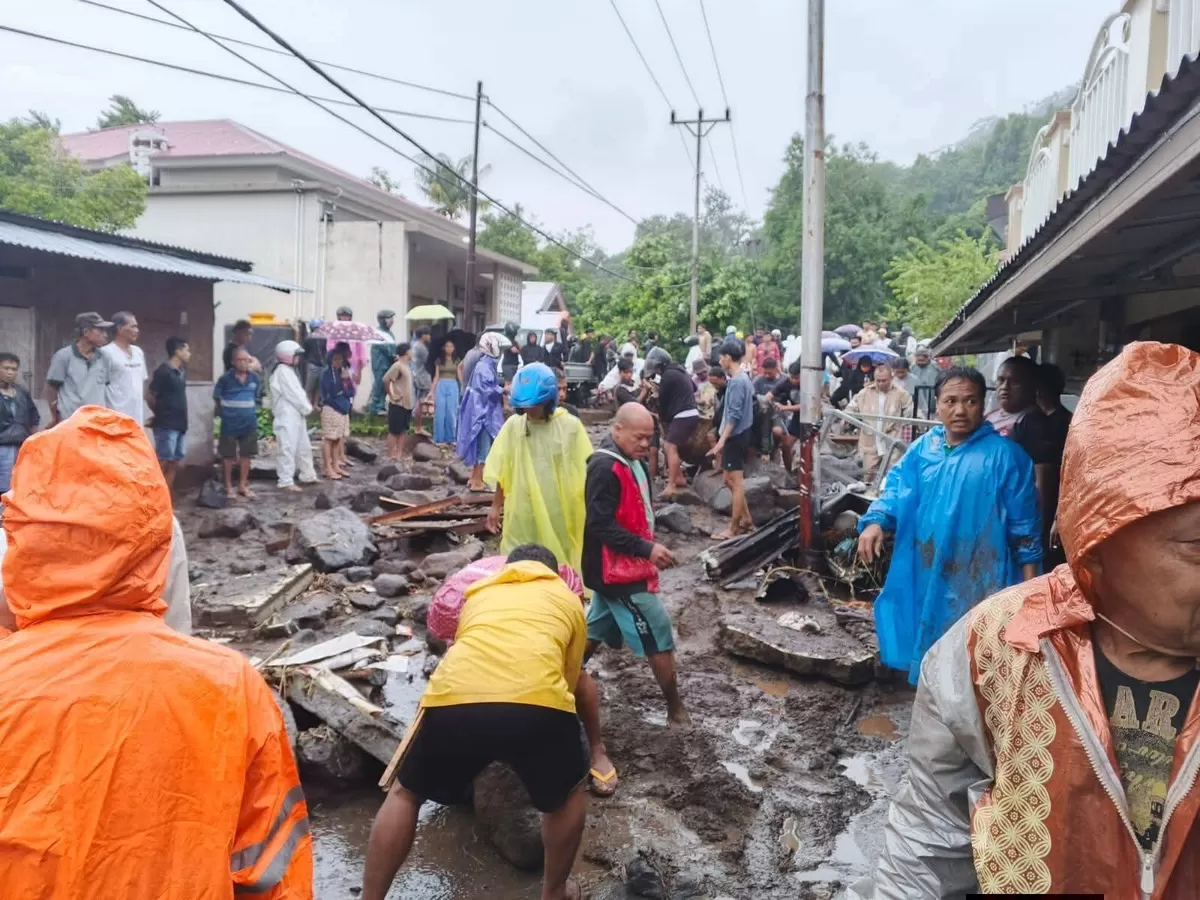 Tim gabungan melakukan pencarian korban dan pembersihan material akibat Banjir Bandang Pulau Siau di Kabupaten Kepulauan Sitaro, Sulawesi Utara.