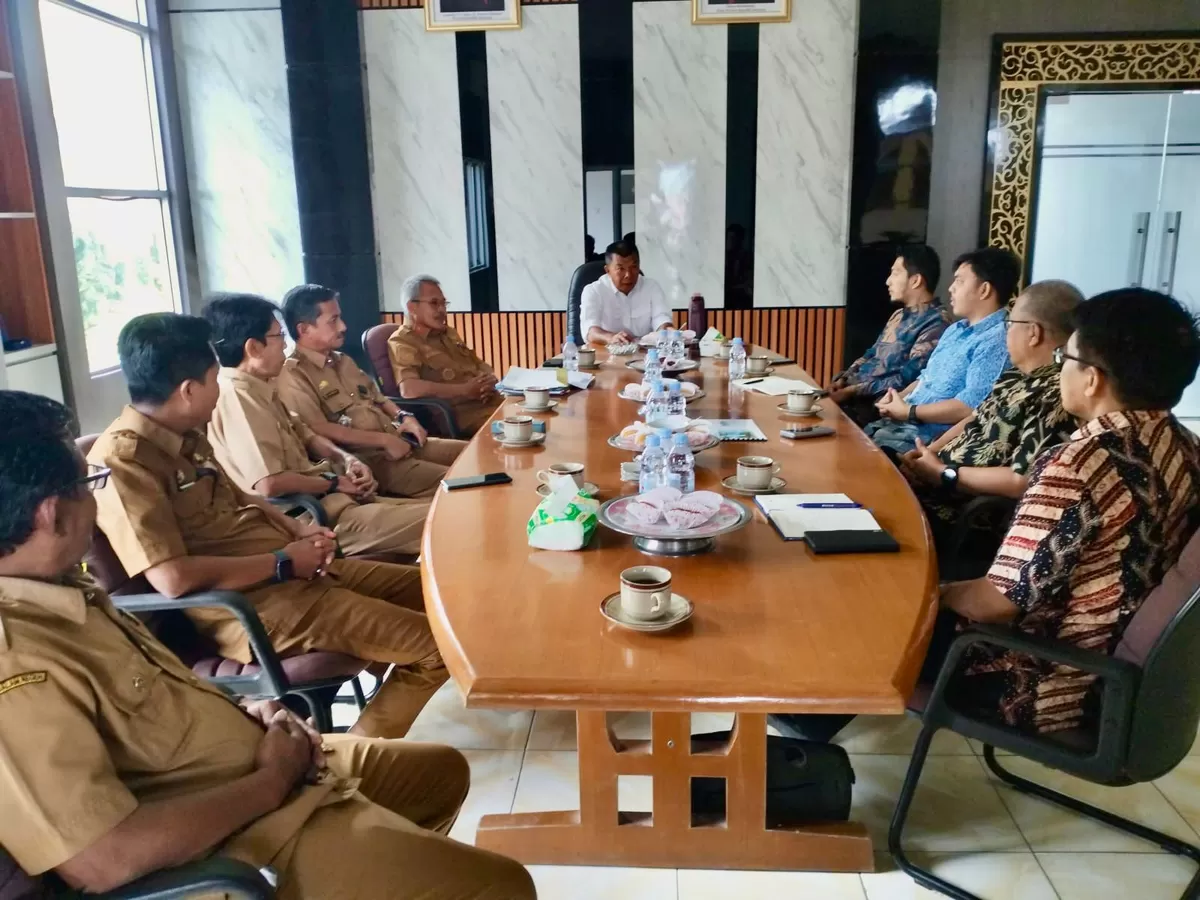 Bupati Bulukumba Andi Muchtar Ali Yusuf menerima kunjungan Tim PT Moya Indonesia membahas penjajakan investasi air bersih dan revitalisasi PDAM.