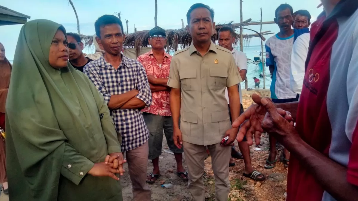 Wakil Ketua DPRD Bulukumba Syahruni Haris bersama Komisi II dan nelayan saat kunjungan lapangan di Pantai Panrang Luhu, Bontobahari.