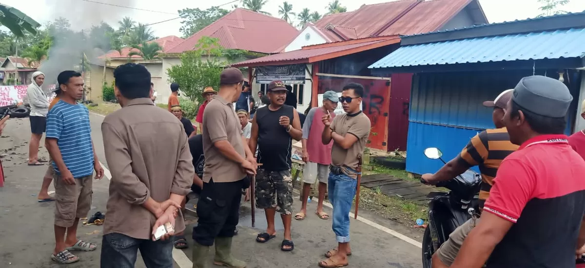 Ratusan warga Dusun Tamalaju, Desa Bontorannu, Kecamatan Kajang, memblokade jalan sebagai bentuk penolakan eksekusi lahan PN Bulukumba, Senin (12/1/2026).