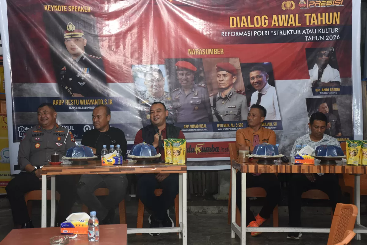 Kapolres Bulukumba AKBP Restu Wijayanto memaparkan reformasi Polri dalam Dialog Awal Tahun 2026 di Warkop AR, Bulukumba.