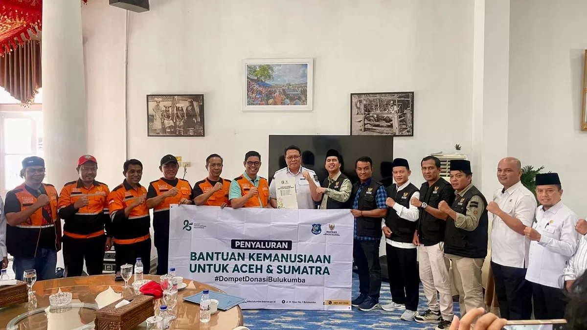 Wakil Bupati Bulukumba menyerahkan donasi kemanusiaan kepada Wakil Bupati Tanah Datar untuk warga terdampak longsor dan banjir bandang