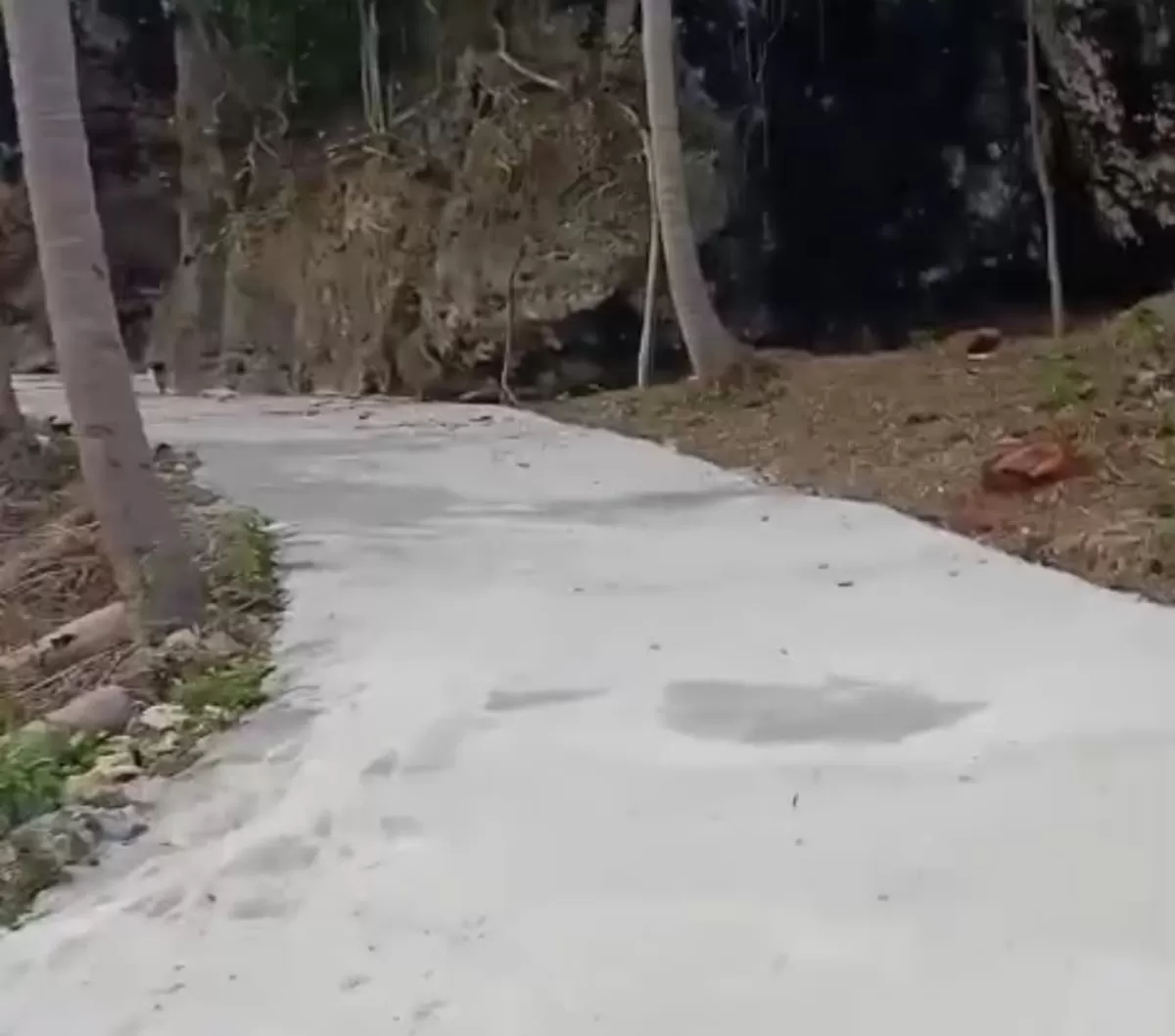 Jalan Poros Pantai Marumasa di Dusun Dauhe, Bulukumba, kini dibalut rabat beton hasil swadaya masyarakat.