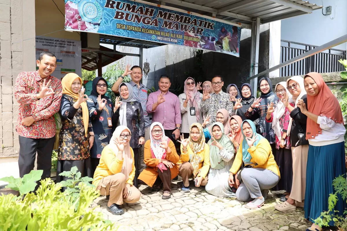 Kunjungan Bank Indonesia Sulawesi Selatan ke rumah produksi Kelompok Membatik Bunga Mawar di Desa Topanda Bulukumba.