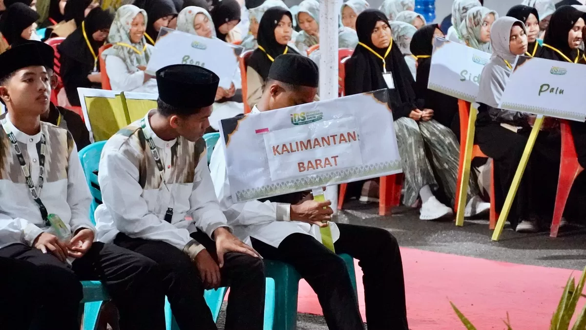 Jamuan Bupati Bulukumba Andi Muchtar Ali Yusuf kepada ratusan santri Indonesia dalam program Indonesia Bahagiakan Santri di Rujab Bupati Bulukumba.