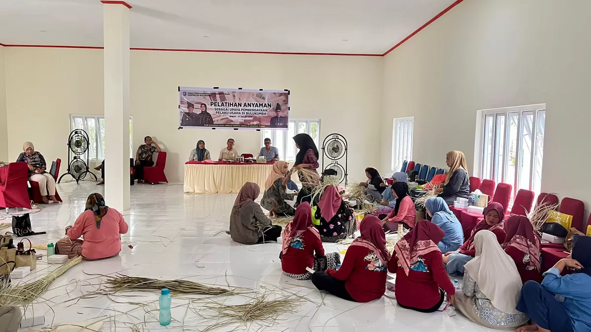Bupati Bulukumba Andi Muchtar Ali Yusuf membuka Pelatihan Anyaman bagi pelaku UMKM di Sentra IKM Tenun Bira, Rabu (21/1/2026).