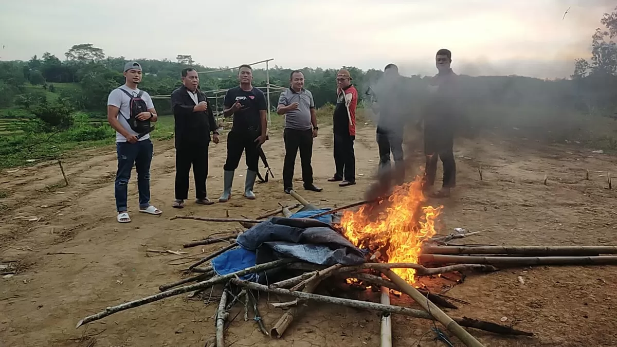 Petugas Polsek Bulukumpa memusnahkan arena judi sabung ayam saat operasi pemberantasan perjudian di Desa Bontomangiring, Kecamatan Bulukumpa, Kabupaten Bulukumba.