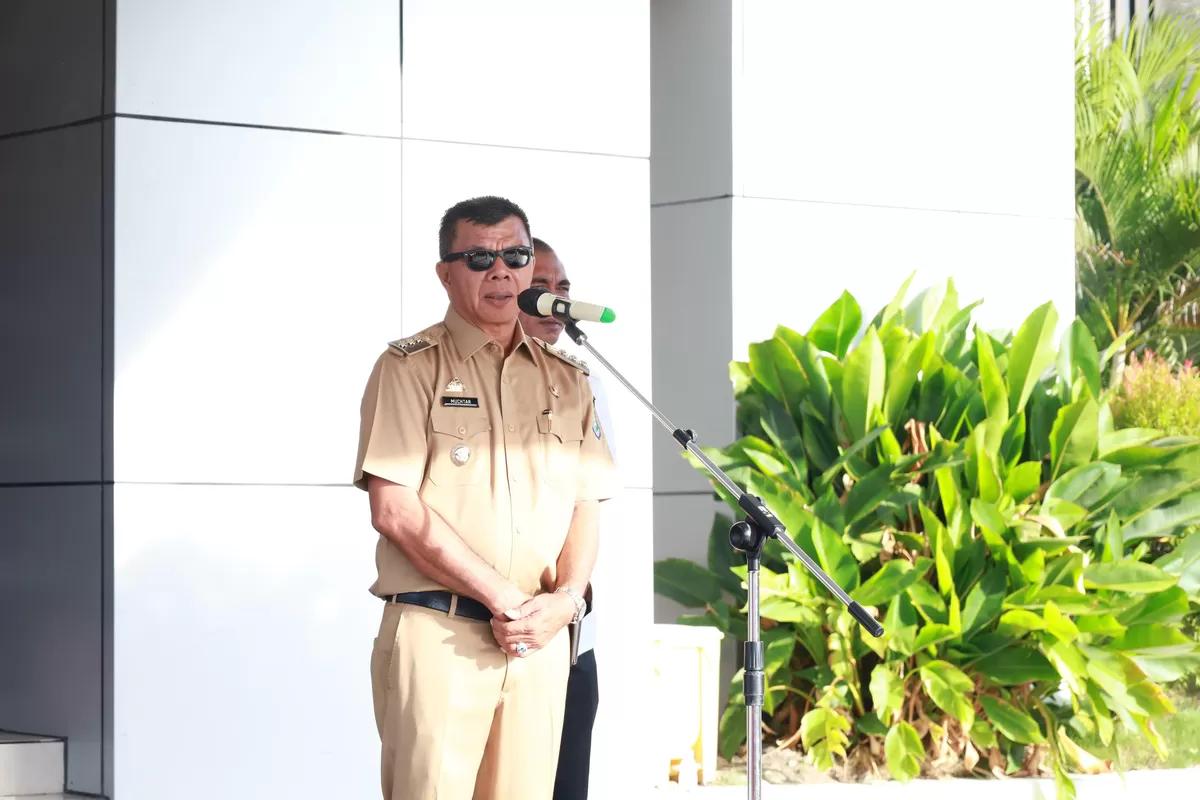 Bupati Bulukumba Andi Muchtar Ali Yusuf memberikan arahan kepada ASN saat Apel Gabungan OPD di Kantor Bupati Bulukumba, Senin (26/1/2026).
