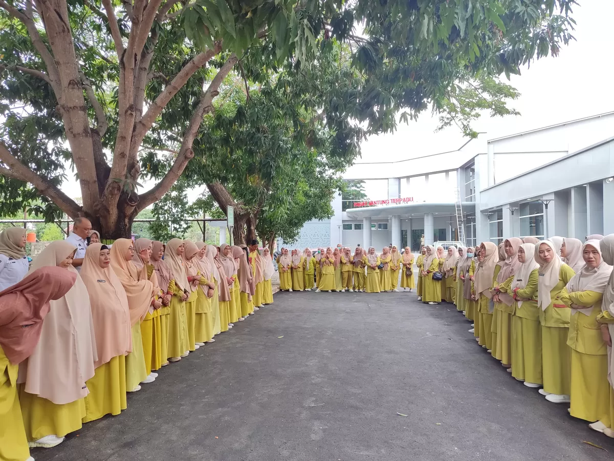 Pengukuhan kepala ruangan baru. Direktur RSUD Bulukumba dr. Rizal Ridwan Dappi menegaskan pentingnya disiplin pegawai demi peningkatan pelayanan kesehatan.