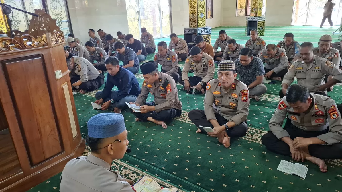 Suasana pembacaan Surah Yasin dalam kegiatan Binrohtal Polres Bulukumba di Masjid Namirah, Kamis pagi.