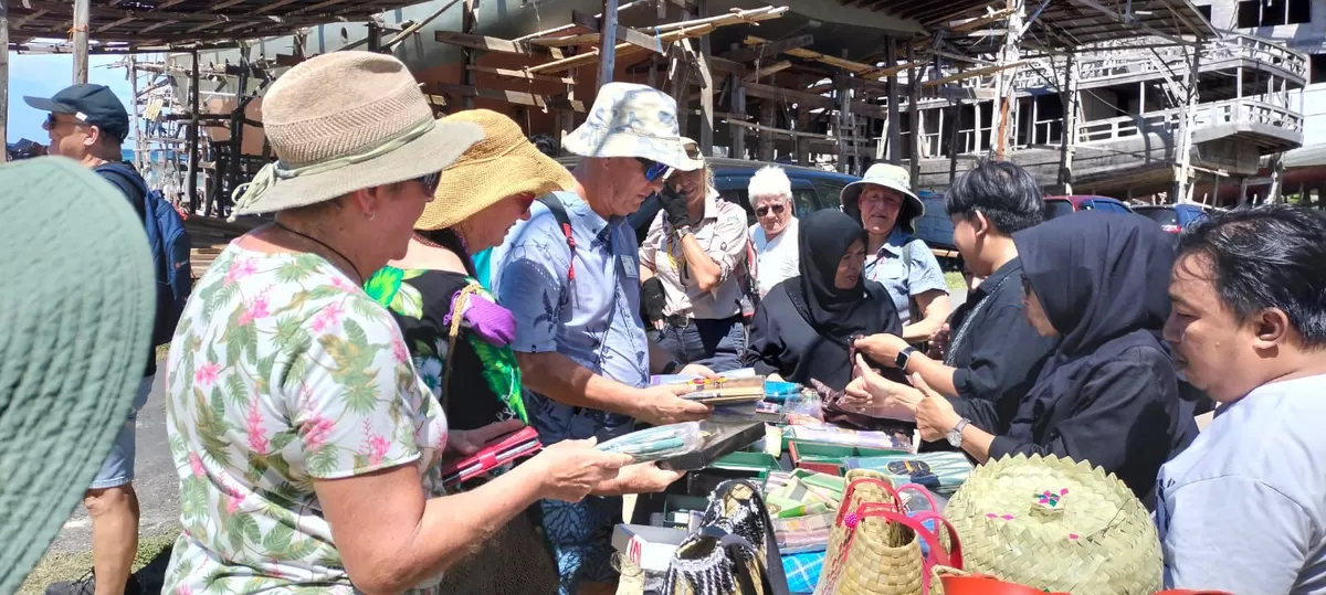 Disparpora Bulukumba menyambut wisatawan mancanegara MV Coral Geographer di kawasan Bantilang Pinisi Tana Beru, Jumat 30 Januari 2026.