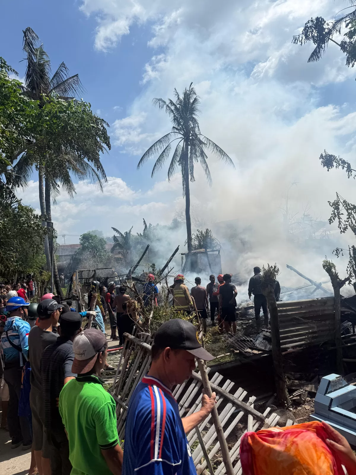 Kondisi rumah panggung di Kelurahan Kasimpureng, Kecamatan Ujungbulu, Bulukumba, yang hangus dilalap api pada Sabtu pagi, 31 Januari 2025.