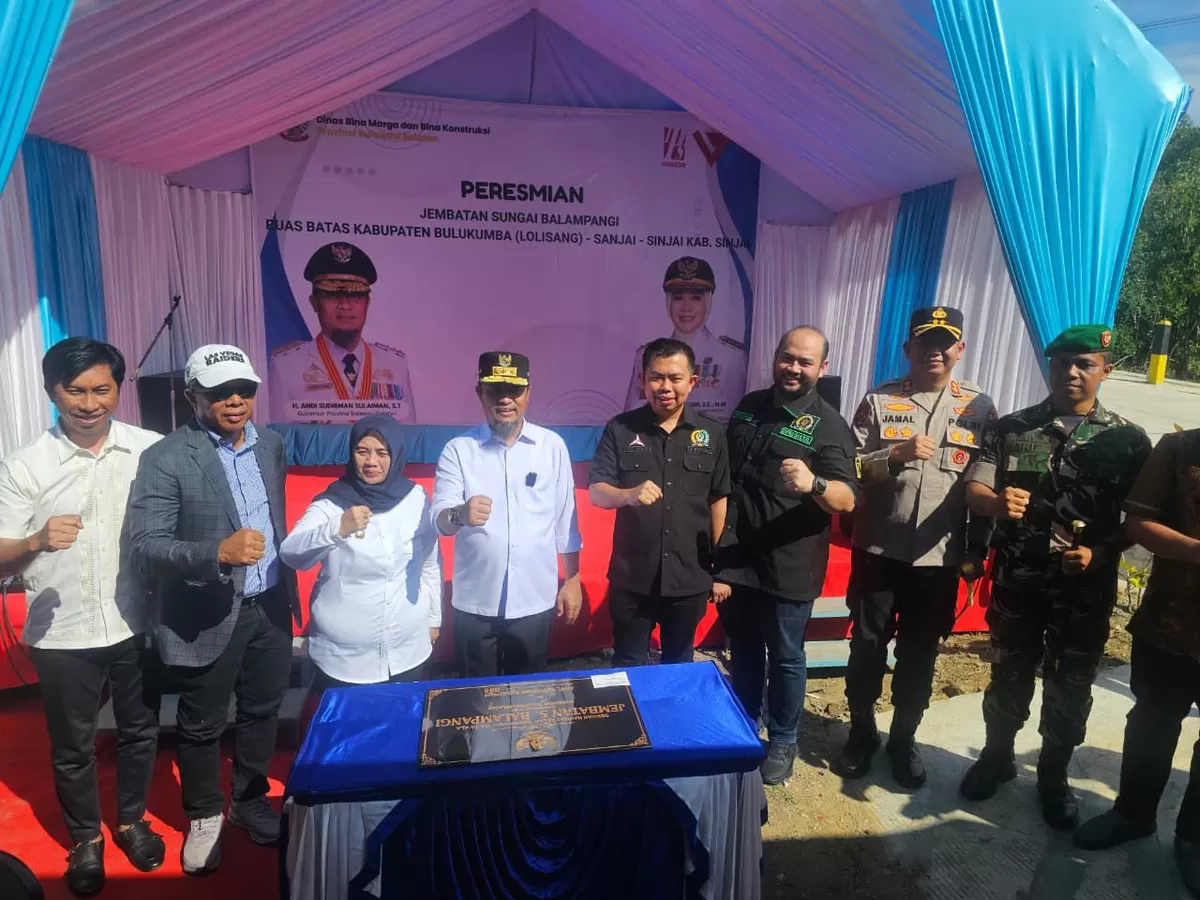 Gubernur Sulawesi Selatan Andi Sudirman Sulaiman didampingi Bupati Bulukumba meresmikan Jembatan Sungai Balampangi di Desa Bua, Kecamatan Tellu Limpoe, Kabupaten Sinjai, Sabtu 31 Januari 2026.