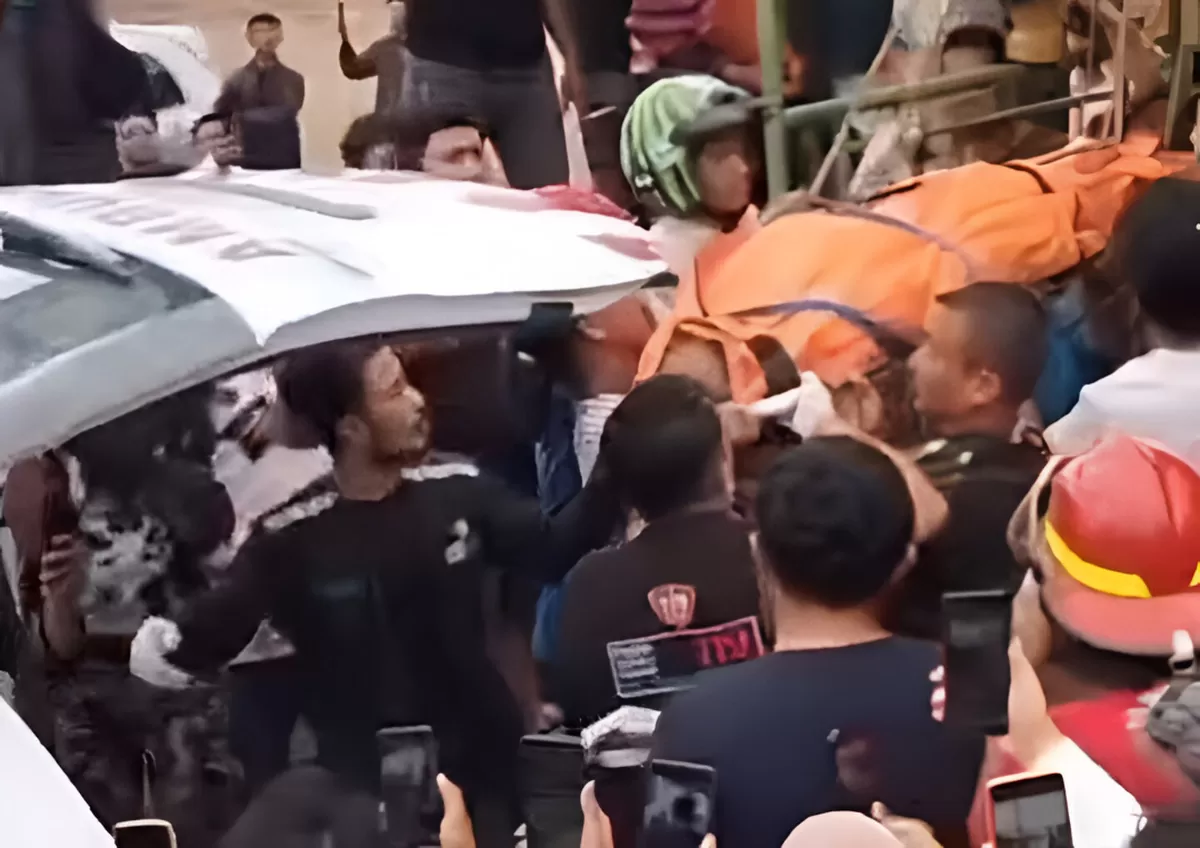 Evakuasi jenazah pekerja las yang tewas tersengat listrik tegangan tinggi di Jalan Poros Bulukumba-Sinjai oleh tim BPBD Bulukumba dan PSC 119