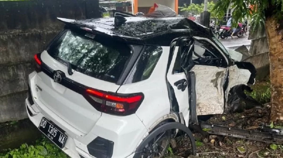 Kondisi mobil Raize bernomor polisi DD 1305 WA yang ringsek usai menabrak pembatas jalan di Tol Makassar, Sabtu (21/2/2026).