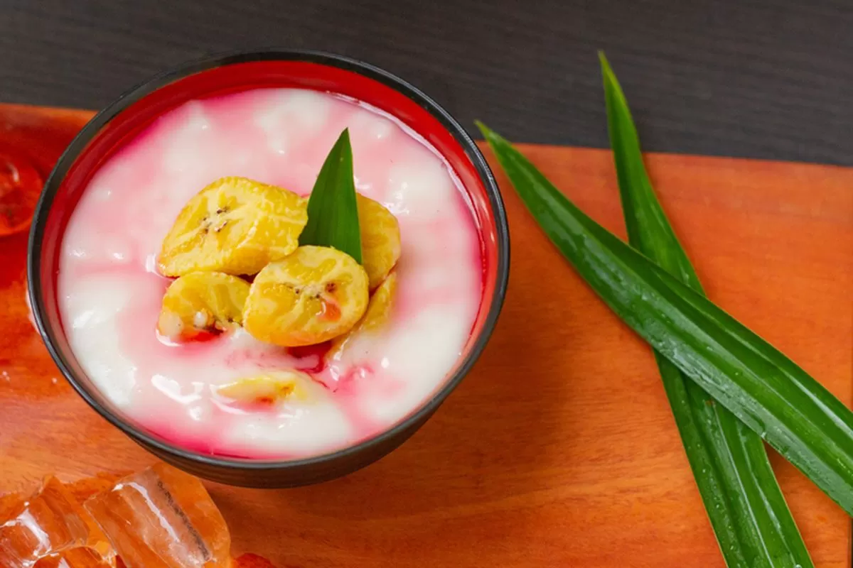 Es palu butung khas Makassar disajikan dengan pisang rebus, saus santan gurih, dan sirup merah sebagai menu takjil Ramadan.