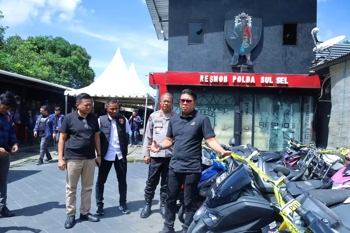 Ditreskrimum Polda Sulsel menggelar konferensi pers pengungkapan kasus curanmor Bulukumba dengan barang bukti sepeda motor hasil curian.