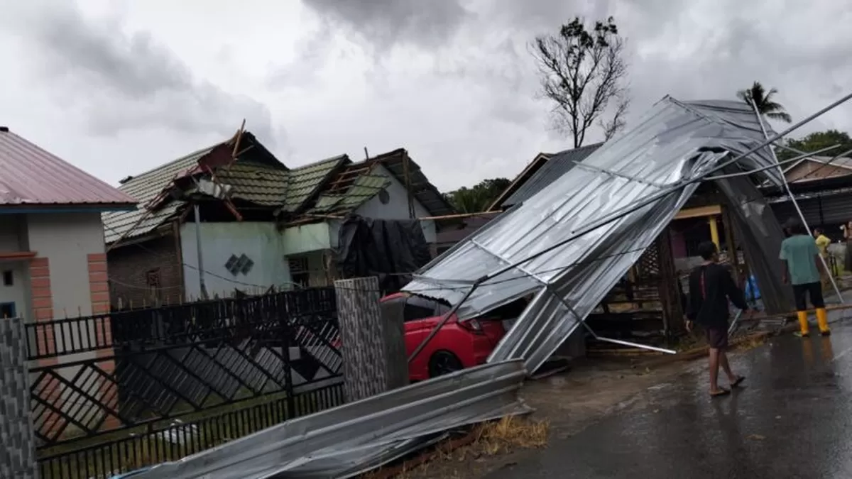 Kondisi rumah warga Desa Gattareng Kecamatan Gantarang Kabupaten Bulukumba usai dihantam angin puting beliung.