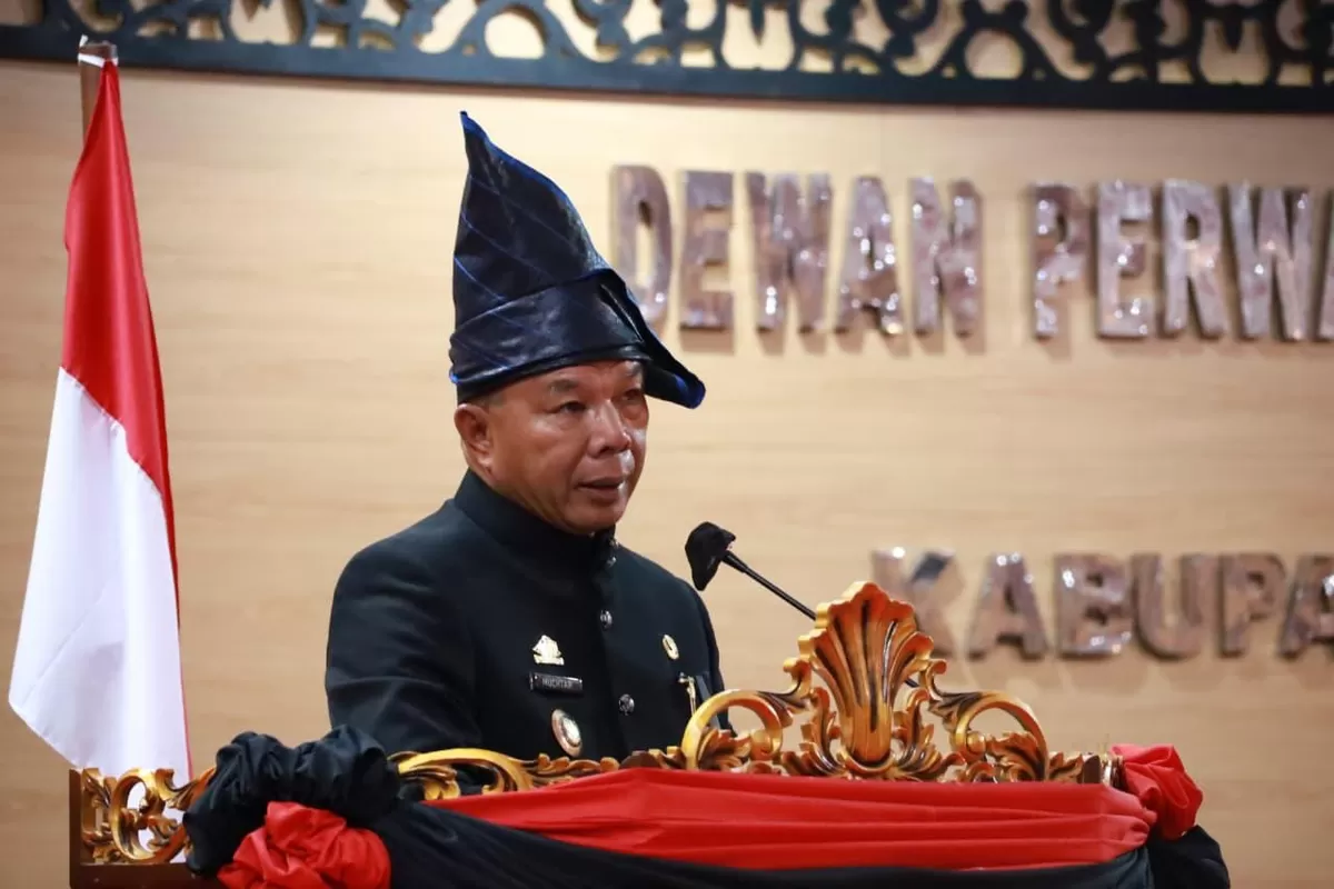 Bupati Bulukumba Andi Muchtar Yusuf menyampaikan paparan capaian kinerja dan pembangunan pemerintah daerah pada Rapat Paripurna peringatan HUT Kabupaten Bulukumba ke-66 di Ruang Paripurna DPRD Bulukumba.