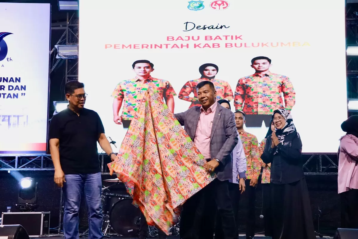 Peluncuran Batik ASN Bulukumba karya Kelompok Membatik Bunga Mawar Desa Topanda pada malam perayaan Hari Jadi Bulukumba ke-66