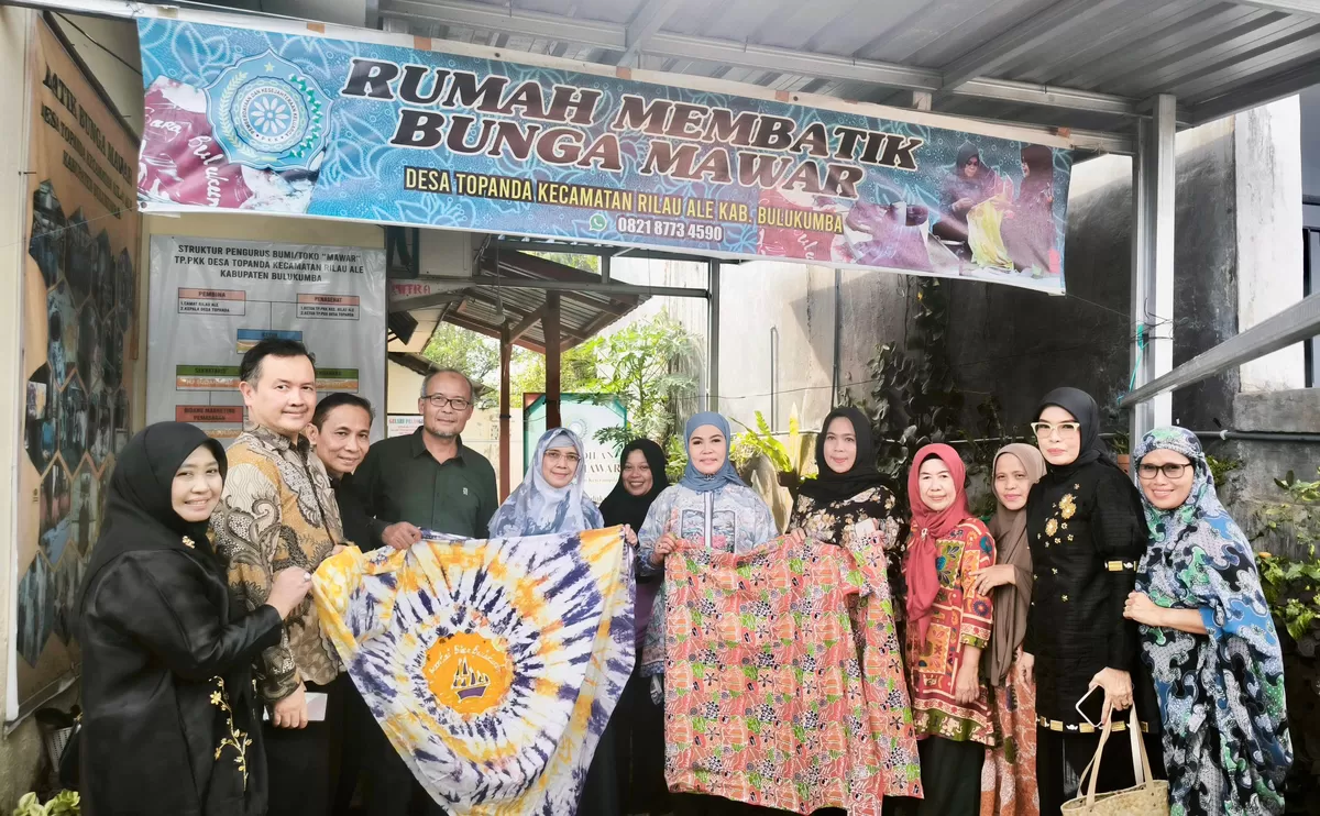 Kunjungan Bank Indonesia Sulsel ke Rumah Batik Bunga Mawar di Desa Topanda Bulukumba dalam rangka penguatan UMKM daerah.