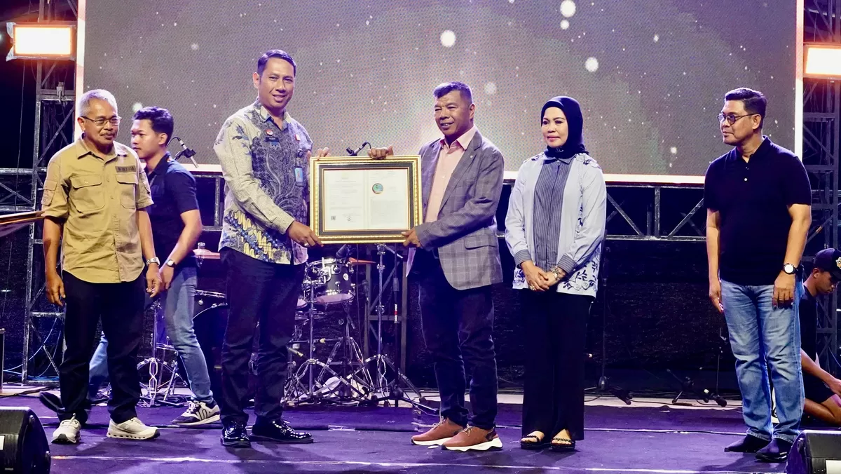 Penyerahan Sertifikat Indikasi Geografis Tenun Kajang, Tenun Bira, dan Kopi Arabika Kahayya pada malam ramah tamah Hari Jadi Bulukumba ke-66 di Pantai Merpati.