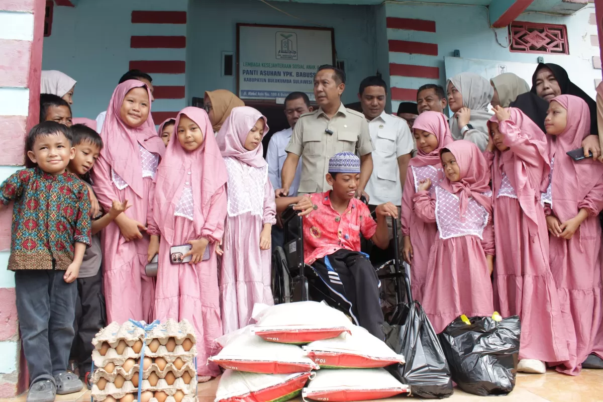 DPC Partai Gerindra Bulukumba melaksanakan anjangsana ke panti asuhan dalam rangka peringatan HUT ke-18 Partai Gerindra, Jumat (06/02/2026).