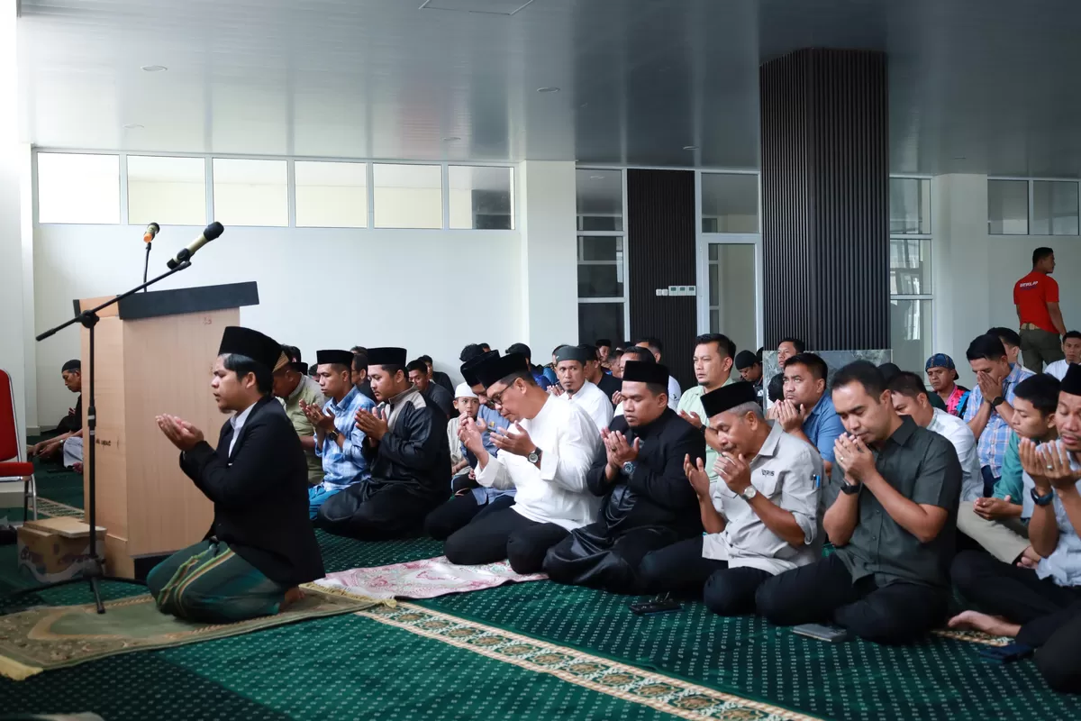 Suasana salat Jumat perdana di Mushallah Gedung Ammatoa Bulukumba yang dihadiri Wakil Bupati Andi Edy Manaf dan jajaran Pemkab Bulukumba, Jumat 6 Februari 2026.