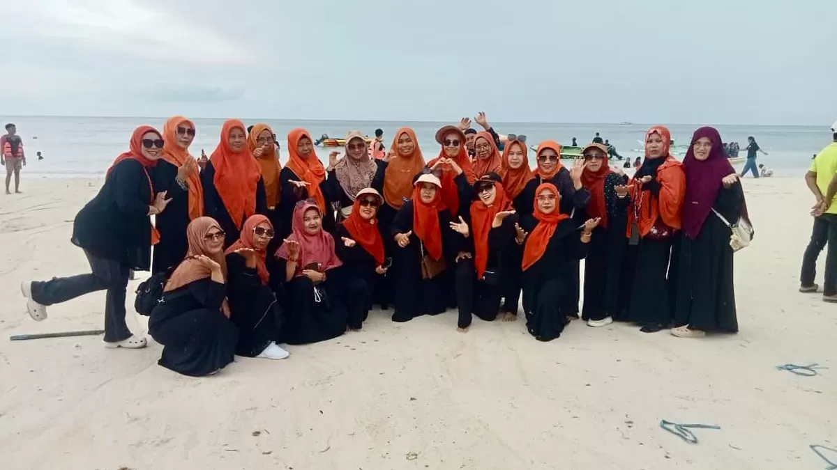 Pengurus dan anggota Majelis Taklim Dato’ Tiro Bulukumba saat mengikuti kegiatan wisata silaturahmi di Kawasan Wisata Pantai Panrangluhu, Desa Bira, Bontobahari, Bulukumba.