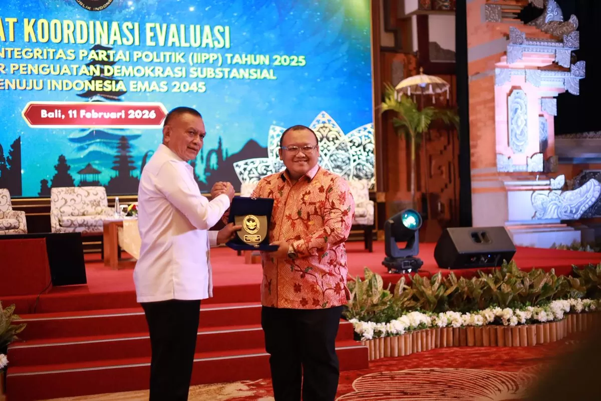 Sekretaris Jenderal PKS Muhammad Kholid menerima penghargaan Indeks Integritas Partai Politik 2025 dalam forum evaluasi IIPP di Bali.