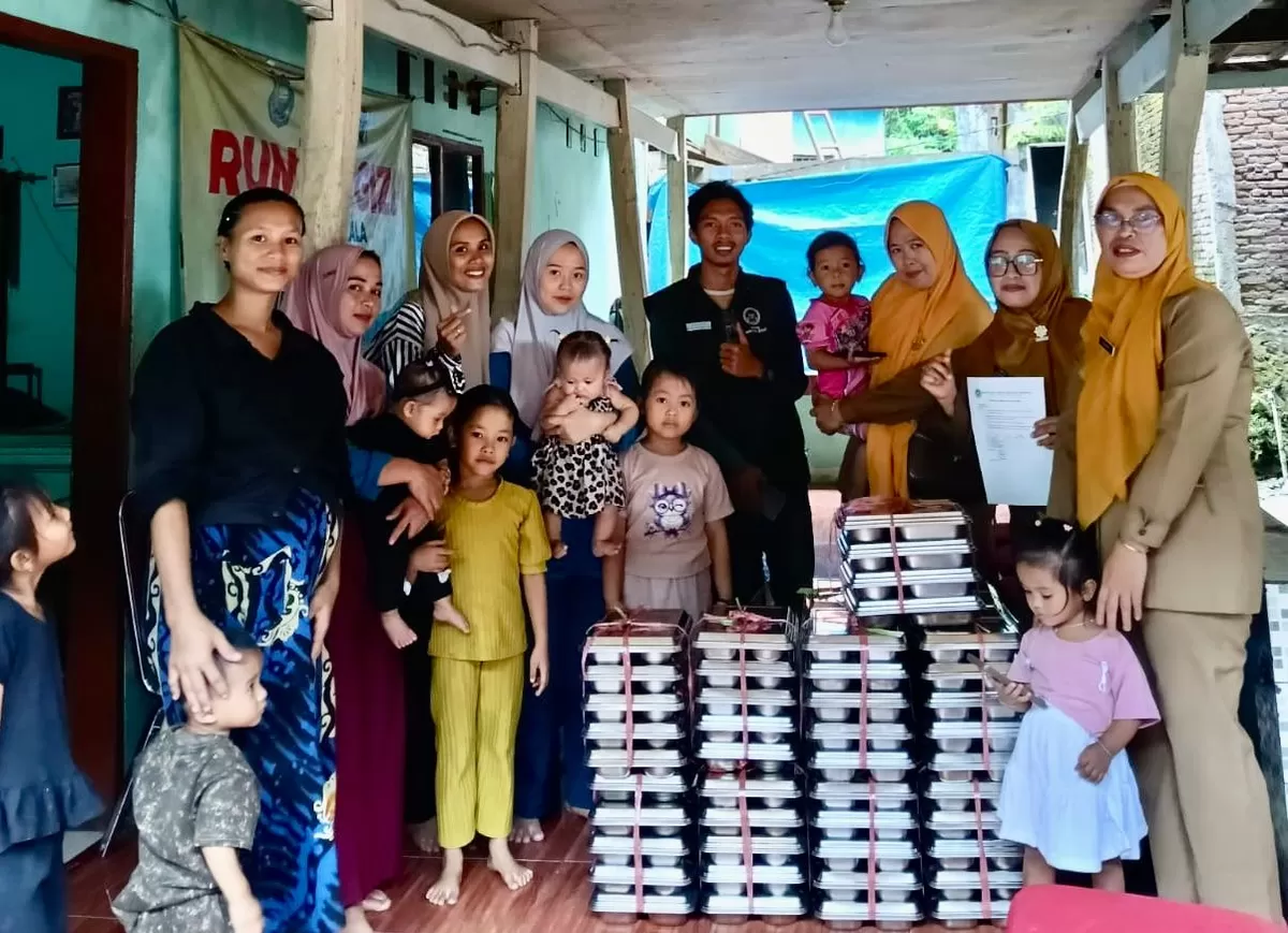 Petugas SPPG menyalurkan Makanan Bergizi Gratis Bulukumba kepada ibu hamil, ibu menyusui, dan balita non PAUD di titik kumpul desa.