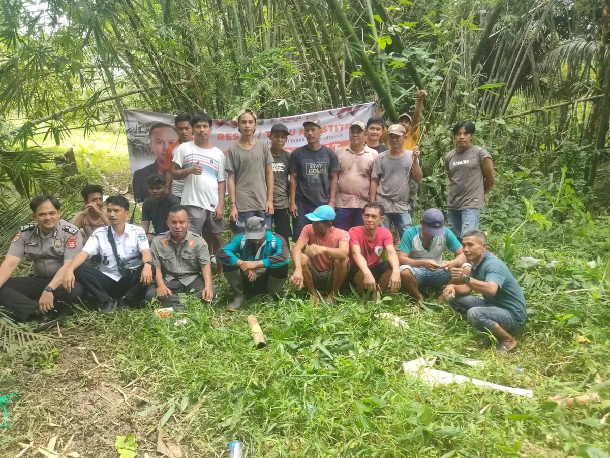 Rizal Sarib, ST, Anggota DPRD Bulukumba Fraksi PKS, ikut membangun jembatan jalan tani bersama warga saat reses di Dusun Sappang, Desa Borong, Herlang, 2026.