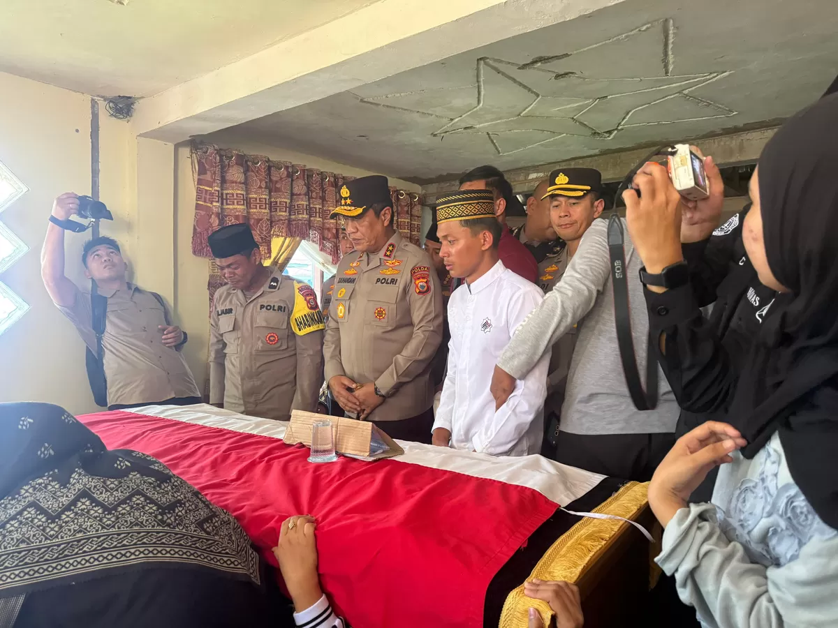 Kapolda Sulsel Djuhandhani Rahardjo Puro melaksanakan kunjungan empati ke rumah duka almarhum Bripda Dirja Pratama di Kabupaten Pinrang, Senin (23/02/2026).