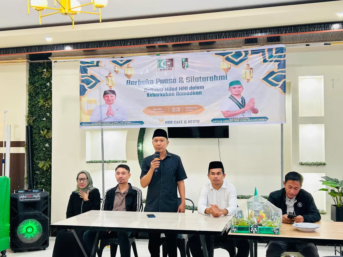 Koordinator Presidium KAHMI Bulukumba Syahruni Haris memberi arahan tentang pentingnya perkaderan HMI saat buka puasa bersama di Bulukumba.