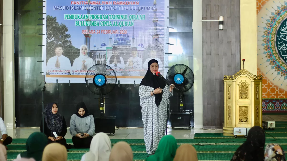 Ketua Tim Penggerak PKK Kabupaten Bulukumba Andi Herfida Muchtar membuka kegiatan Tahsinul Qira’ah Bulukumba Cinta Al-Qur’an di Masjid Islamic Center Dato’ Tiro, Selasa (24/2/2025).