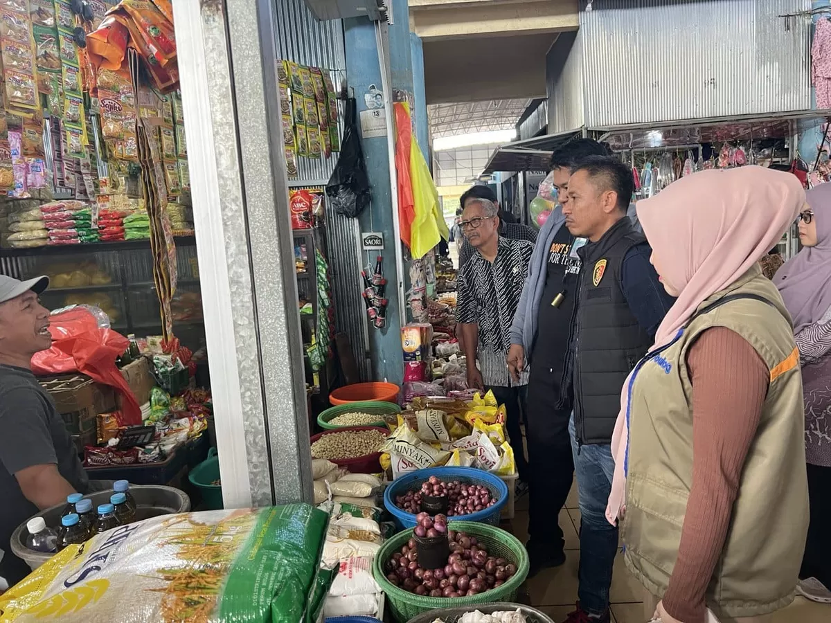 Sidak harga bahan pokok oleh Polres Bulukumba bersama Tim Satgas Pangan di Pasar Rakyat Cekkeng