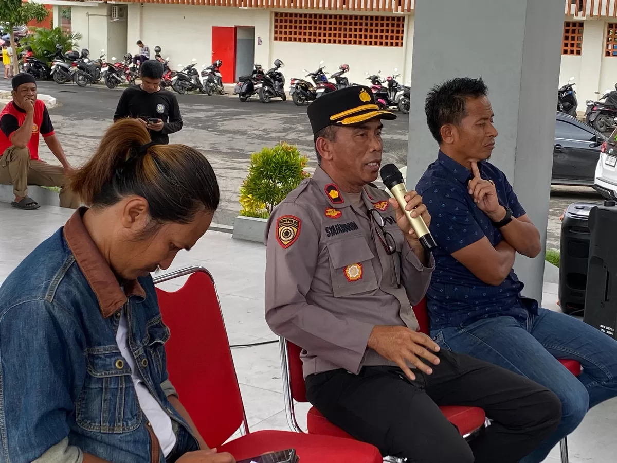 Wakapolres Bulukumba didampingi Kasat Reskrim saat menerima aspirasi masyarakat terkait penanganan kasus dugaan penistaan agama di Kabupaten Bulukumba.
