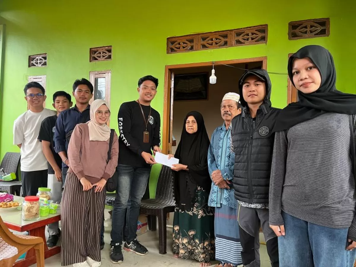 Komunitas Perantara Kebaikan menyerahkan donasi kepada korban kebakaran di Dusun Tanru Tedong, Desa Garanta, Kecamatan Ujung Loe, Bulukumba.