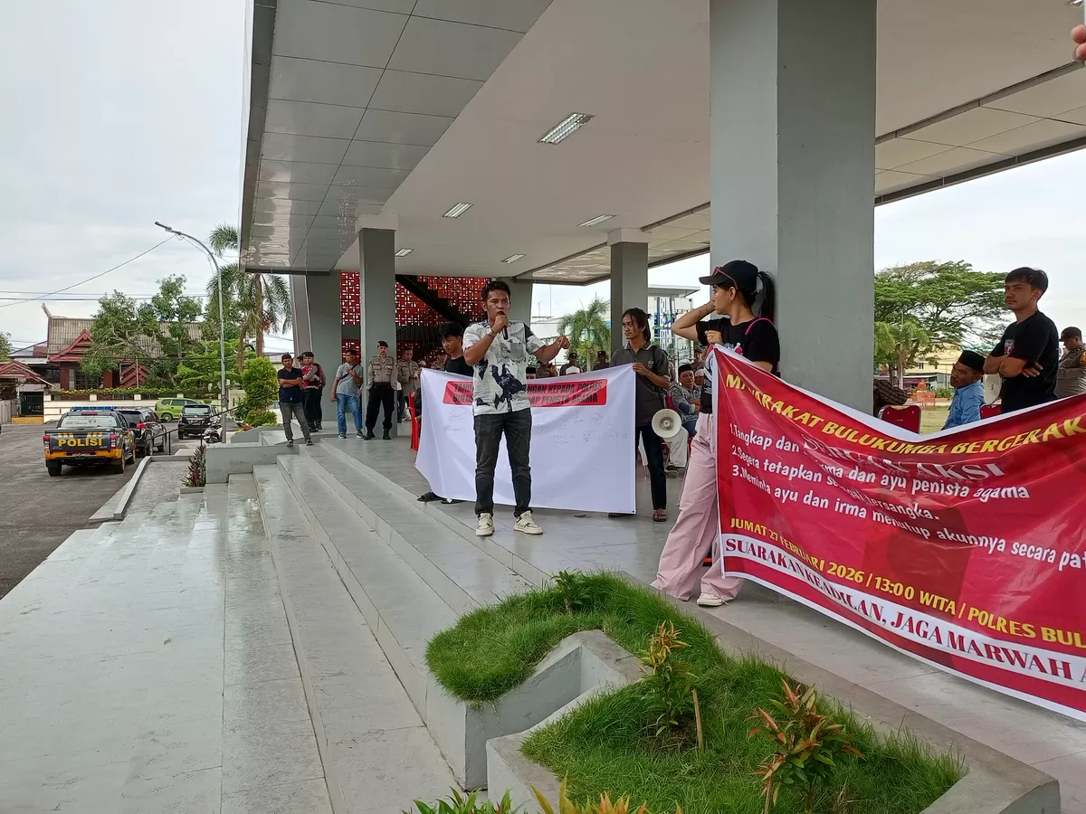 Masyarakat Bulukumba Bergerak menggelar unjuk rasa di Bulukumba, Jumat (27/2/2026), mendesak proses hukum kasus pelesetan ayat Al-Qur’an tetap dijalankan.