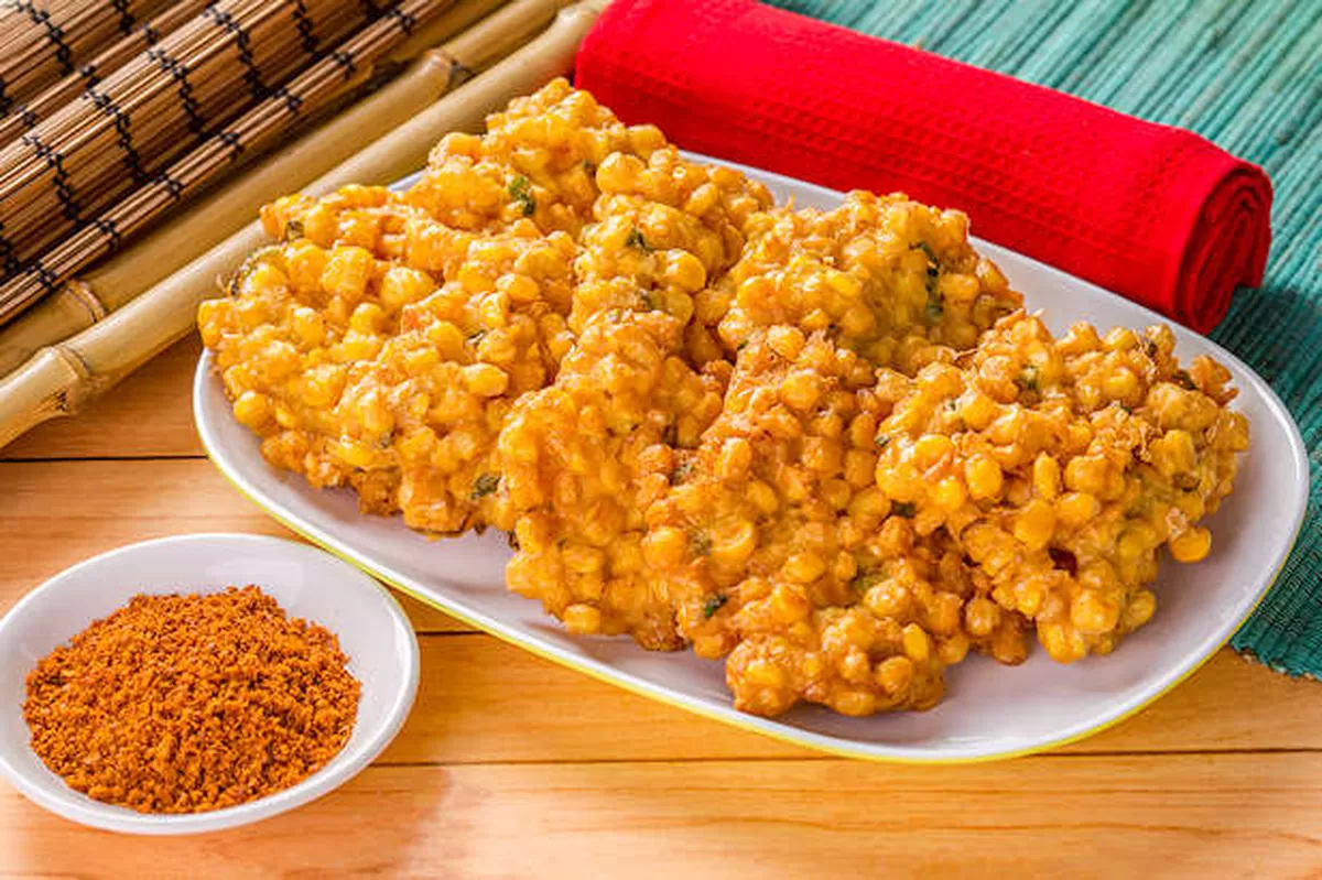 Bakwan jagung hangat disajikan sebagai menu pembuka buka puasa Ramadan.
