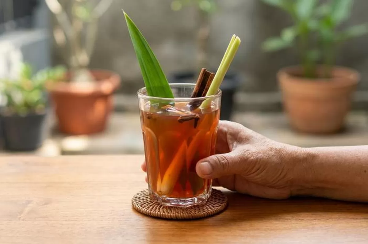 Bir pletok Betawi bebas alkohol disajikan hangat sebagai minuman tradisional saat buka puasa.