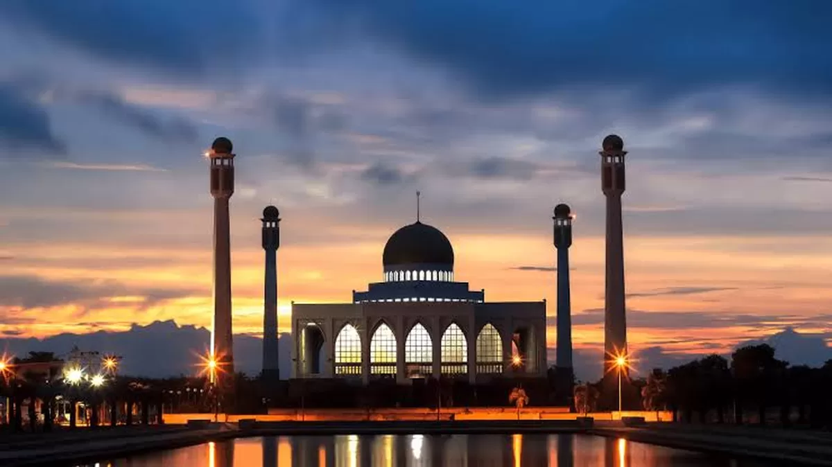 Pelaksanaan salat tarawih pertama 2026 menunggu penetapan awal Ramadan 1447 Hijriah melalui sidang isbat pemerintah dan keputusan Muhammadiyah.