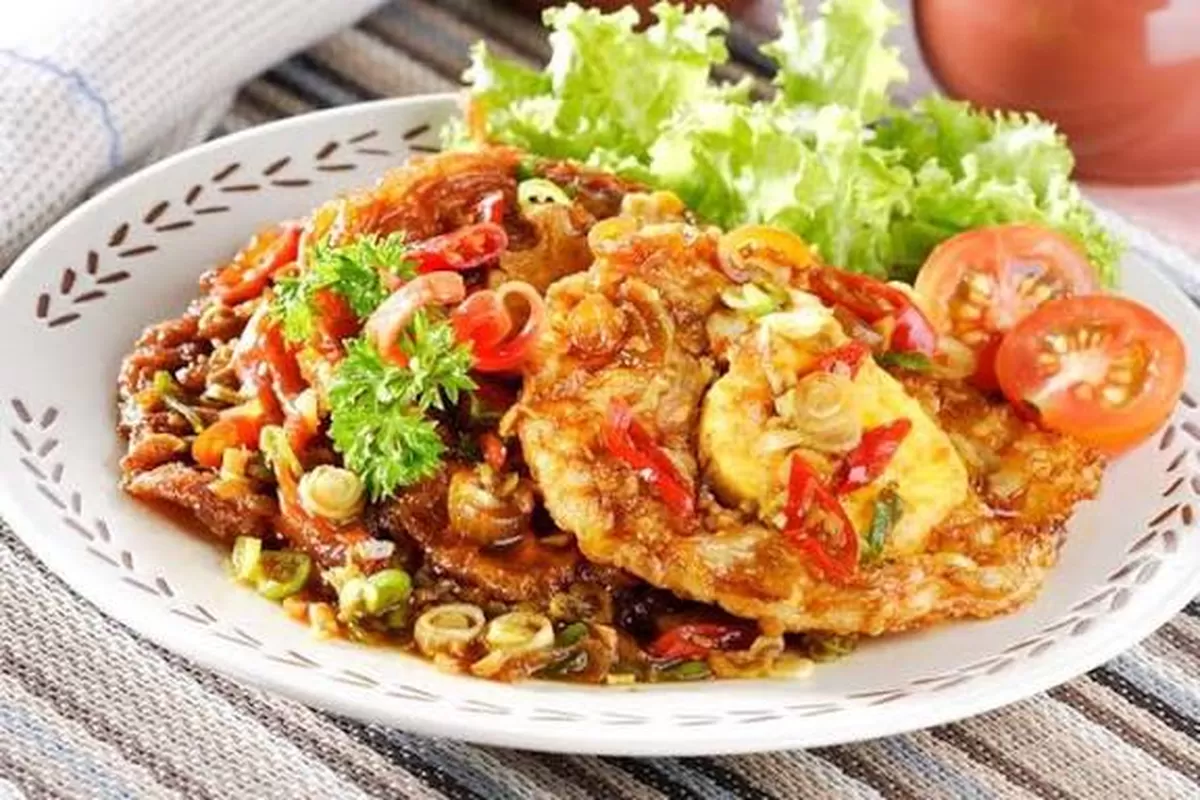 Menu sahur simpel berupa tumis telur kecap sayur yang praktis dan mudah disiapkan untuk sahur.