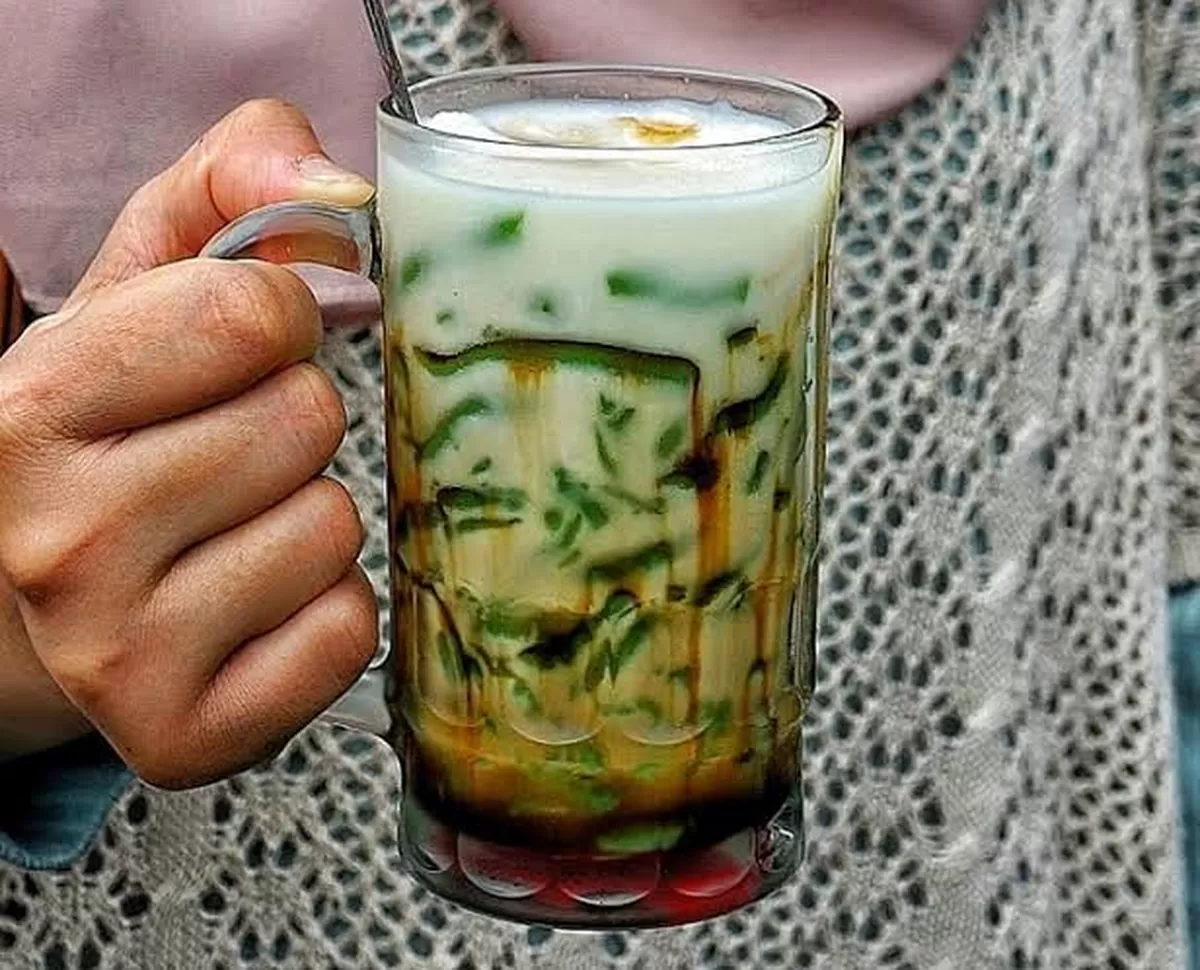 Es cendol tradisional dengan kuah santan dan gula merah menjadi pilihan menu buka puasa yang segar dan mudah dibuat di rumah.