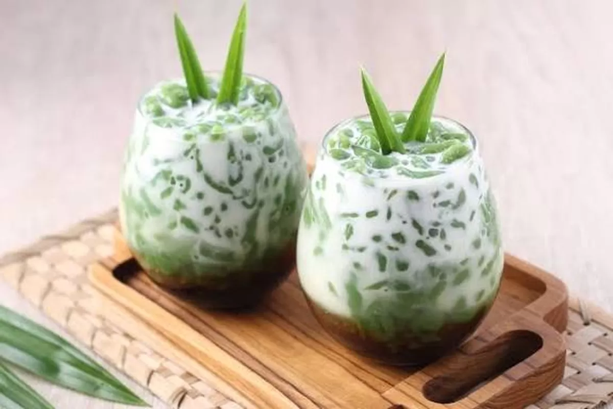 Es cendol tradisional menjadi menu takjil buka puasa dengan rasa manis dan gurih.